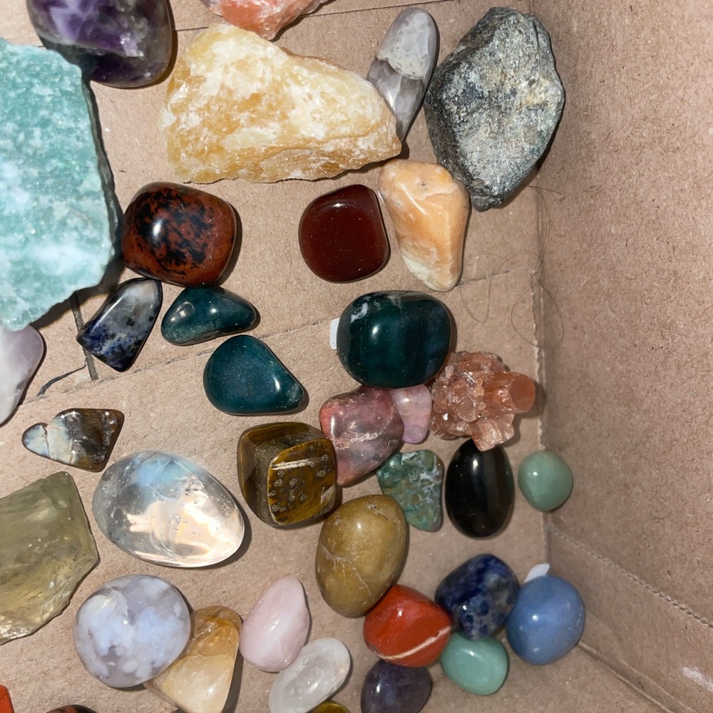 Bundle of 10 Random Mixed Tumbled Gemstone Lot - Assorted Colors - Picture 9 of 10